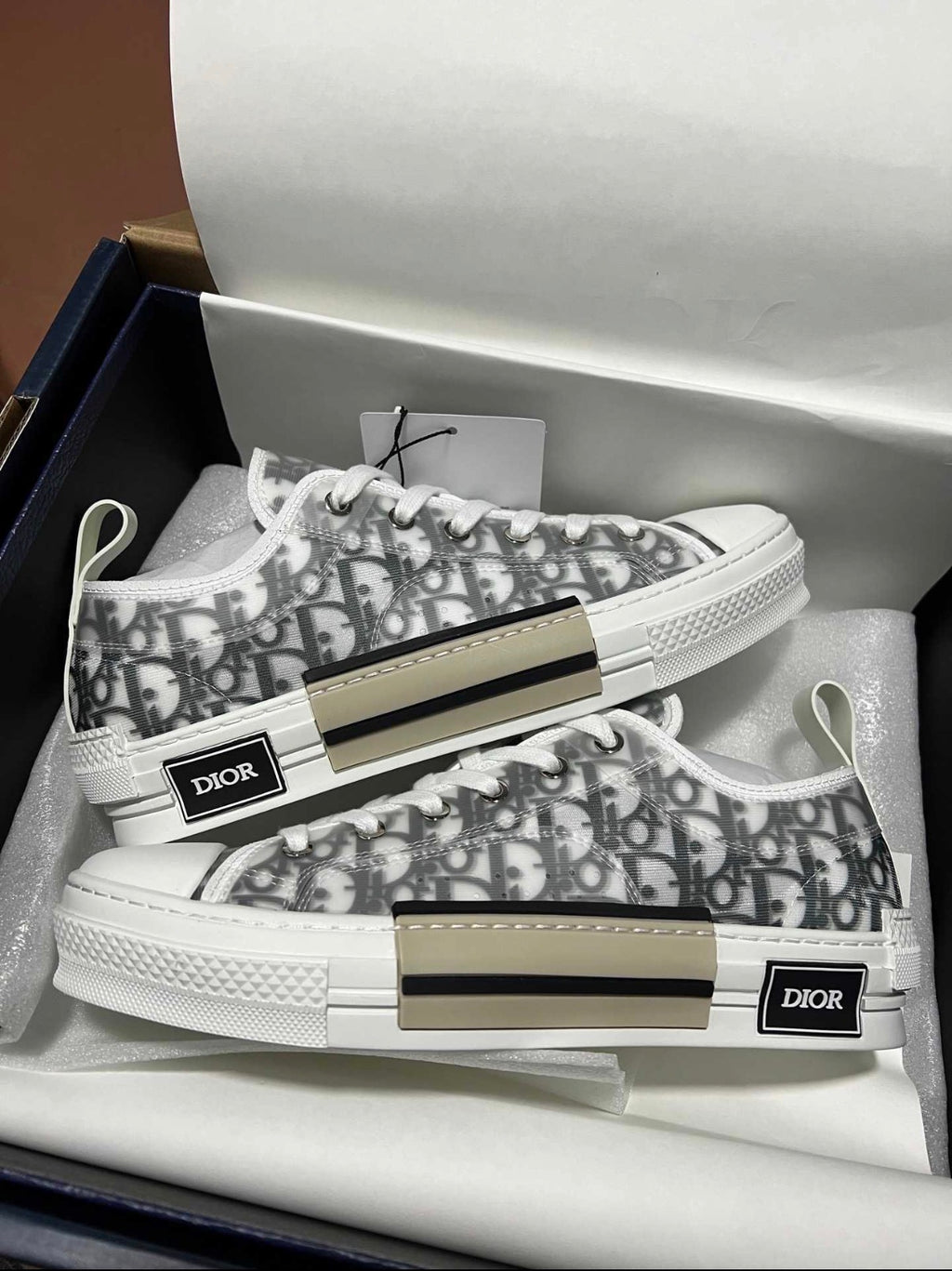 DIOR-B23 League Low-top sneakers white an black